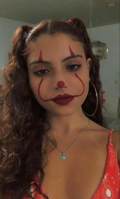 Simple Makeup For Halloween, Makeup Looks Halloween Easy, Cute Easy Clown Makeup, Fantasia Pro Halloween, Cute Clown Halloween Makeup, Halloween Makeup Terror Easy, Halloween Makeup Clown Easy, Halloween Looks Makeup Easy, Clown Easy Makeup