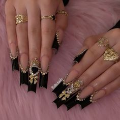 #design #designer #nailsofinstagram #fashion #aesthetic #blackpink Nails Ideas Latina, Black And Gold Bling Nails, Birthday Nails Leo Season, Scarface Nails, Fuerza Regida Nails, Black Buchona Nails, Nails With Lots Of Charms, Low Rider Nails