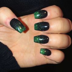 Green And Black Glitter Nails, Black Nails Green Glitter, Emerald Green Dip Powder Nails, Green Sns Nails Designs, Black Nails With Green Glitter, Black And Green Ombre Nails, Black And Green Nails Short, Sns Nails Black, Black Sns Nails