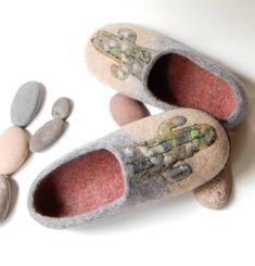 Felted slippers with cactus - grey brown wool slippers - mens felt wool slippers - gift for husband .The slippers are made using all natural products -100% wool ,water and olive oil soap. Soles are covered with natural leather. These slippers are for men .You will be unique .The wool slippers massage your feet and give pleasure. TO ORDER : Similar slippers may be handmade to order in the size and color you need ( the slippers are made in 7-10 days after purchase ) . Made item will be shipped in Felt Wool Slipper, Felted Wool Slippers, Felt House, Grey Slippers, Wool Shoes, Slippers For Men, Christmas Gifts For Husband, Cactus Design, Comfortable Slippers