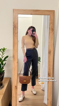 Winter Office Outfits, Gamine Outfits, Job Clothes, Wide Leg Jeans Outfit, Breathable Clothes, Clothes Pictures, Professional Outfits Women, Corporate Outfits, Professional Fashion