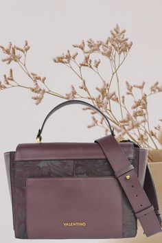 Diese luxuriöse Valentino Handtasche verkörpert pure Raffinesse und Eleganz. Mit ihrem einzigartigen Design und der erstklassigen Verarbeitung ist sie das ideale Accessoire für jede modebewusste Frau. Ob für besondere Anlässe oder den täglichen Chic, diese Tasche verleiht Ihrem Outfit den ultimativen Hauch von Luxus. Ein absolutes Must-have für jede Fashionista! NEU mit Etikett 449,00 € Luxury Rectangular Bags With Detachable Handle, Luxury Rectangular Bag With Detachable Handle, Designer Tote Flap Bag With Removable Pouch, Designer Tote Flap Bag With Detachable Strap, Designer Flap Shoulder Bag With Handles, Designer Flap Shoulder Bag With Top Handle, Designer Flap Bag With Top Handle And Removable Pouch, Designer Shoulder Flap Bag With Top Carry Handle, Designer Top Handle Flap Bag With Removable Pouch