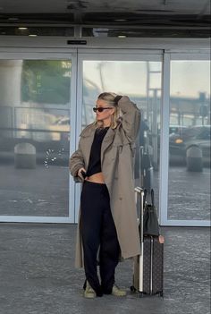 Uni Vibes, Dress With Pants, Airport Attire, Sweatpants Outfit Ideas, Beige Wool Coat, Pants Ideas, Plaid Shirt Outfits, Oversized Plaid Shirts, Airport Aesthetic