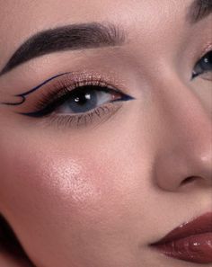 Black Graphic Eyeliner Hooded Eyes, Grafic Liner Make Up, Eyeliner Styles Aesthetic, Grafic Eyeliner Makeup, Graphic Eyeliner For Hooded Eyes, Eyeliner Art, Silver Eyeliner, Eyeliner For Hooded Eyes, Vampire Bride