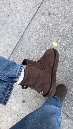 Winter Shoes For Women Aesthetic, Dark Brown Mini Uggs Outfit, Autumn Shoes Aesthetic, Ugg Mini Boots Outfit Style, Burnt Cedar Uggs Outfit, Ugg Mini 2, Dark Brown Uggs Outfit, Uggs Styled, Ugg Boot Outfit