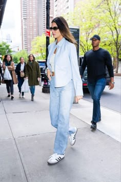 Kendall Jenner outfit inspo 2023 
Kendall wearing Adidas, blue jeans and white too, oversized jacket Kendall Jenner Shoes, Kendall Jenner Jeans, Sambas Outfits, Kendall Outfits, Kendall Jenner Dress, Plain White Sneakers, Style Kendall Jenner, Best White Sneakers, Adidas Samba Outfit