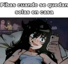 a woman laying in bed holding a cell phone with the caption that reads, pipass cando se quedantas solas en casa