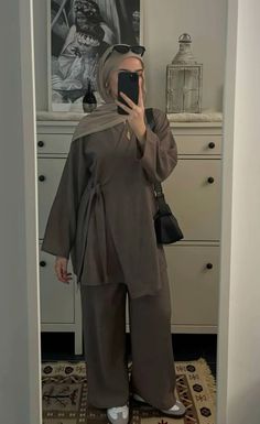 Hijab Cold Weather Outfit, Hijab Fashion Pants, Hijabi Wardrobe Essentials, Modest Muslim Outfit Ideas, Hijabi Fall Fits, Hijabi Coat Outfit, Hijab Skirt Outfit Classy, Hijabi Professional Outfits, Masjid Outfit