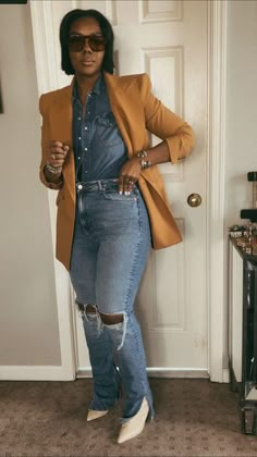 Business Casual Outfits Denim, Blazer Bodysuit Outfit, Denim Cardigan Outfit, Blazer With Boots Outfit, Over Size Blazer Outfits, Jean Shirts Women Outfits, Denim And Blazer Outfit, Blazer Outfits Black Women, Jeans At Work Outfits