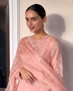 Manushi Chiller Traditional, Kurta Styling, Manushi Chiller, Manushi Chillar, Women Fashion Ideas, Pink Outfit Ideas, 3 Siblings, Marathi Culture, Manushi Chhillar