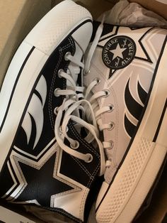 Clothes With Stars Aesthetic, Converse Star Shoes, Acubi Shoes, Zapatillas Aesthetic, Tenis Aesthetic, Converse Y2k, Thrift Shoes, Converse Ideas, Stars Converse