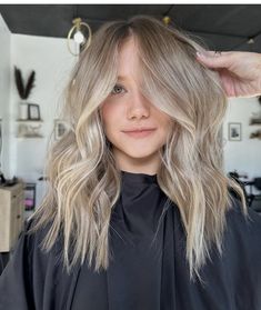 Dark Blonde With Money Piece Short, Live In Blonde Hair, Blonde 2024 Trends, Dusty Blonde Hair, Bronde Haircolor With Money Pieces, Cool Blonde Hair Colour, Cool Blonde Hair, Money Piece, Natural Blonde