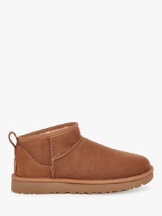 A necessity in the cooler weather, this pair of boots from UGG is crafted from soft sheepskin to provide ultimate comfort. Sitting on a flatform heel, they have a rounded toe for everyday charm. Heel height: 3cm Chestnut Uggs, Pull Rose, Mini Classic, Shearling Boots