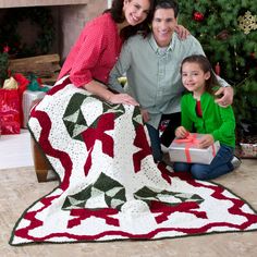 Red Heart Christmas Wreath Throw | Yarnspirations Christmas Afghan, Christmas Crochet Blanket, Throw Crochet, Christmas Crochet Patterns Free, Crochet Crowd, Easy Crochet Patterns Free, Crochet Cow, Crochet Quilt, Crochet Winter