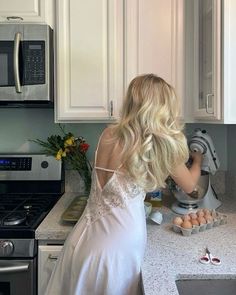 nicole adler / empire of hate by rina kent Blonde Aesthetic, Girl Cooking, Pose Fotografi, Aesthetic Kitchen, Brown Blonde Hair, Old Money Style, Blonde Women, Blogger Girl, Soft Girl