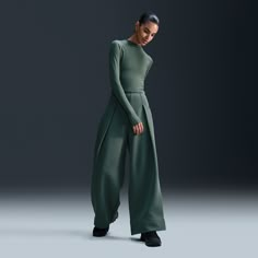 Made with premium, lightweight fleece that's smooth both inside and out, these high-waisted, pleated pants update an office staple. Nike Fleece Outfit, Office Athleisure, Spongebob Costume, Fleece Outfit, Nike Sportswear Tech Fleece, Outfit Ideas For Spring, Cold Fits, Nike Fleece, Pants Vintage