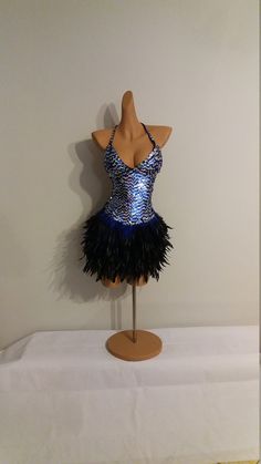 THE SAMBA SHOP Lovely handmade Sequin Dress with real Rooster Feathers. Open back, ropes go across at the back into lopes. Tied at the back. ( See pictures ) Perfect as a Samba or Dance competition Dress or for Clubbing an a night out ! This listing is for : 2-tone BLUE/SILVER Sequins with BLUE Feather Dress, open back.  ( Please see all pictures ! ) We have many more colors of this gorgeous dresses in stock, please browse in our store ! Dress size : Fits AU/UK Size 6-10 !  Equivalent to US Size 70s Hairstyles For Long Hair, Blue Feather Dress, Sequin Feather Dress, Carnival Show, Cabaret Costume, Dance Competition Dress, Show Girl, Samba Costume, Competition Dress