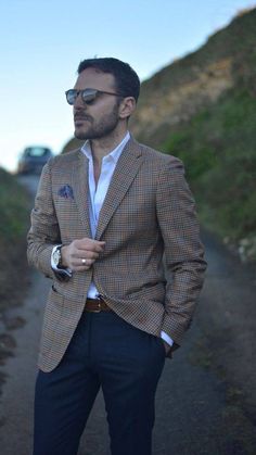 Discover timeless and sophisticated Office Old Money Fashion For Men. Get inspired by 20+ influencer-approved looks to elevate your style in 2024. Office Attire Men, Sport Coat Outfit, Office Old Money, Outfits For The Office, Stylish Casual Outfits, Vest Outfits Men, Old Money Fashion