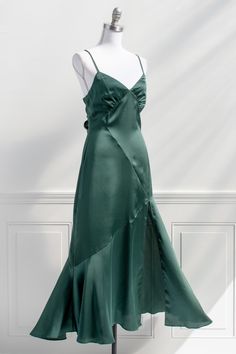 Elegant and romantic, the emerald green Old Hollywood, 1930s-inspired Harlow midi dress features a figure-hugging bias-cut silhouette, satin-bow back, and a dramatic side slit. Enchant at your next event, whether it be a wedding, holiday cocktail party, or just a romantic evening out! . Details: S: Bust 34", Waist 27", Hips 38" M: Bust 36", Waist 29", Hips 40" L: Bust 38", Waist 31", Hips 42" Length from Shoulder: 54" Side Slit Length to Hem: 23" Adjustable Straps Color: Emerald Green Closure: S Romantic Style Aesthetic, Vintage Inspired Cocktail Dress, Coquette Dress, Green Silk Dresses, Emerald Dresses, Holiday Cocktail Party, Dark Green Dress, Emerald Green Dresses, Holiday Cocktail