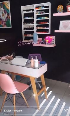 Conheça nesse video todo o meu espaço onde trabalho como Manicure, meus materiais e todo o meu espaço tão querido. Manicure Salon Design, Studio Nail Art, Home Spa Decor, Nail Salon Interior Design, Nail Room Ideas, Tech Room, Nail Salon Interior, Beauty Room Salon, Home Studio Ideas