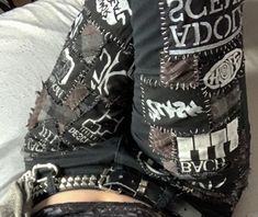 Crust Punk Fashion, Punk Patch Pants, Diy Goth Clothes, Crust Pants, Patch Clothes, Punk Fashion Diy, Reworked Clothes, Punk Jeans, Punk Style Outfits