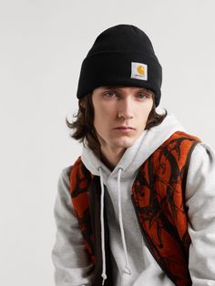 Carhartt WIP's rib-knitted beanie is the kind of accessory you'll reach for year after year. It comes in an adaptable black hue and is appliquéd with the brand's logo at the folded cuff. Black Carhartt Beanie Outfit, Carhartt Beanie Outfit Men, Carhartt Beanie Outfit, Black Carhartt Beanie, Skater Beanie, Beanie For Men, Beanie Outfit, Carhartt Beanie, Watches Logo