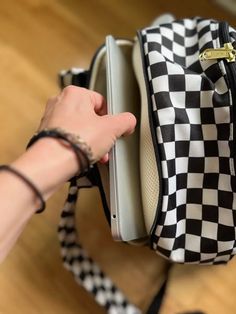 If you’ve seen ads for Canvelle, the lightweight stylish travel bags sound too good to be true. In this guide, I review every Canvelle product I’ve tried and what I think. Day Bag