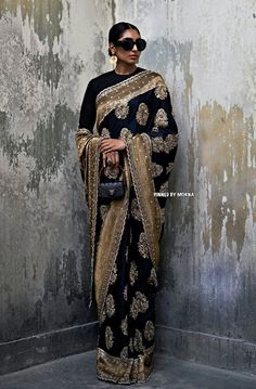 Sabyasachi Mukherjee - India 🇮🇳 Modest Saree, Heavy Saree, Plain Sarees, Sasha Obama, Saree Style, Plain Saree