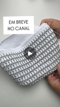 someone is holding up a crocheted bag with the words embree no canal on it