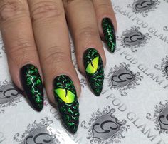 Witch Nails Short, Green Witch Nails, Sue Rangeley, Green Halloween Nails, Watching Horror Movies, Shrek Party, Scary Nails, Eyes Nails