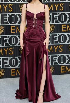 Alternative Red Carpet Looks, Rachel Brosnahan Emmys 2024, Versace Dress Gowns, Bombshell Outfit, Movie Premiere Outfit, Versace Gown, Rachel Brosnahan, Red Carpet Outfits, Red Carpet Gowns