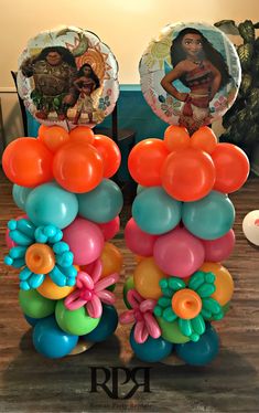 balloons are stacked on top of each other in the shape of an oompie