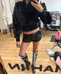 Instagram Paris, Aesthetic Outfit Ideas, Warm Dresses, Cold Weather Outfits, Photo Styling, Outfit Inspo Fall, Fashion Killa, Playing Dress Up, Look Cool