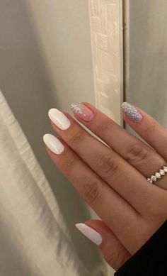 Esmaltação branca para o ano novo!!!💅 Basic Nails, Casual Nails, Chic Nails, Perfect Nails, Winter Nails, White Nails