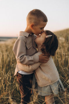 Hay Bale Family Pictures, Foggy Family Photoshoot, Family Pictures Siblings, Family Pictures Park, Pnw Family Photos, Family Photo Poses 4 People, Family Of Four Photo Poses, Family Photos With Children, Toddler Siblings Photoshoot