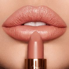 Moisturizing nude-toned peach lipstick Best Peachy Pink Lipstick, Lip Model, Nude Pink Lipstick, Raspberry Lips, Gloss Lips, Peach Lipstick, Charlotte Tilbury Makeup, Hot Pink Lips, Face Kit