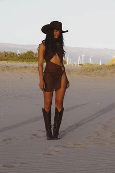 Cowgirl Style Outfits, Look Festival, Fest Outfits, Looks Country, Cowgirl Aesthetic, Nashville Outfits, Cowboy Outfits, Coachella Outfit, Brown Outfit