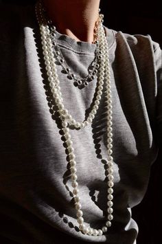 Long Necklace Outfit, Pearl Necklace Aesthetic, Pearl Necklace Outfit, Silver Coin Jewelry, Necklace Outfit, Trend Report, Stacked Jewelry, Clothing Logo