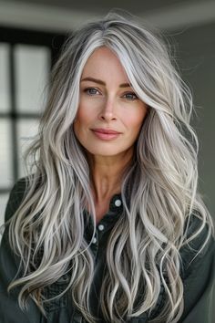 Master the balayage technique with our exclusive styles for women over 50. These long hair styles graduate from dark to silver, offering a modern twist on classic elegance. Silver Hair Over 50, Balayage Techniques, Digital Beauty, Balayage Technique, Going Grey, Growing Older, Pony Tails