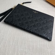 The Mélanie medium clutch is made of soft Monogram Empreinte leather with Monogram embossing slightly on the surface, with a detachable wrist strap, V-shaped front pocket and card slot, showing the fusion of elegance and function. Size: 23×16×2cm Louis Vuitton Yayoi Kusama, Black Louis Vuitton, Louis Vuitton Capucines, Large Cosmetic Bag, Lv Purse, Lv Shoes, Medium Handbags, Lv Belt, Lv Handbags