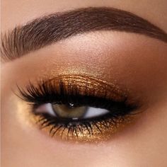 Gold Bronze Makeup Brown Eyes, Yellow Gold Eyeshadow, Gold And Black Eyeshadow, Smoky Gold Eye Makeup, Funky Makeup Hooded Eyes, Pat Mcgrath Makeup Looks, Black And Gold Eyeshadow Looks, Pat Mcgrath Eyeshadow Looks, Black And Gold Eye Makeup