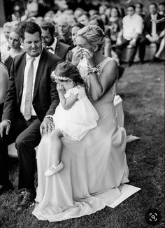 Different Wedding Picture Ideas, Journalist Wedding Photography, Guest Wedding Photos, Wedding Ceremony Ideas Photography, Wedding Ceremony Photography Ideas, Wedding Ceremony Film Photography, Wedding Photos With Family Group Shots, Emotional Wedding Photos, Photos Of Wedding Guests