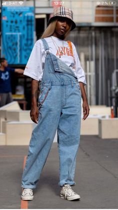 Styling Dungarees Outfit, Dreamville Outfits, Overall Street Style, Dungarees Outfit Aesthetic, Black Dungarees Outfit, Overall Outfit Ideas, Overalls Streetwear