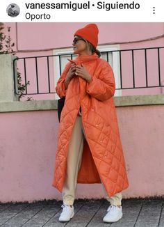 1980s Fashion Trends, Beanie Outfit, Mode Editorials, Orange Coat, Winter Outfit Inspiration, Style Inspiration Winter, Winter Fashion Outfits, Street Style Outfit