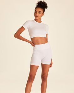 A soon-to-be staple in both your workout ensemble and everyday wardrobe. Our incredibly versatile Barre Seamless Tee is made to move with you. This style runs small. Please consider sizing up. Barre Clothes, Bra Size Charts, Workout Crop Top, Boston Proper, Seamless Bra, Sports Brands, Reference Photos, White Tee, Everyday Wardrobe