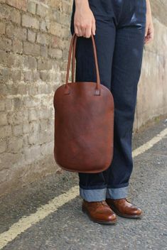 Een prachtige platte zak | Etsy Brown Vegetable-tanned Oiled Leather Bags, Handmade Leather Tote, Sac Week End, Kelly Bag, Woman Style, Leather Projects, Leather Bags Handmade, Green Suede, Leather Diy