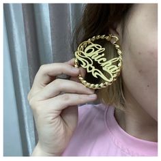 Estos aretes de aro retorcidos de oro de 18 quilates personalizados son el regalo perfecto para ella, el Día de San Valentín, un regalo de cumpleaños, un regalo para su hija o un regalo de Navidad.




CÓMO HACER UN PEDIDO

Aplique el nombre o texto que desee para los aretes dentro de 10 caracteres como máximo. Elija la fuente para su texto y estilo entre nuestras imágenes fotográficas. 


Tamaños de aretes: 3 cm - 9 cm 


Disponibles en oro, plata y oro rosa




Por favor permita Nosotros 3 - 5 Personalized Elegant Hoop Earrings As A Personalized Gift, Trendy Personalized Earrings For Birthday, Trendy Personalized Gold Hoop Earrings, Personalized Hoop Earrings For Birthdays, Elegant Customizable Gold Hoop Earrings, Customized Earrings For Personalized Gift, Customizable Gold Earrings For Birthday, Personalized Gold Earrings, Twisted Hoop Earrings