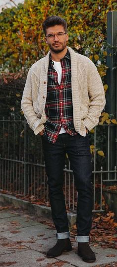 Christmas Outfits Men Casual, Plaid Outfit Men, Christmas Outfit Ideas For Men, Mens Fall Sweaters, Christmas Party Outfit Casual, Men Christmas Outfit, Mens Christmas Party Outfit, Checked Shirt Outfit, Christmas Photos Outfits