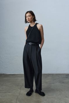 Black Loose Trousers Outfit, Black Elastic Pants Outfit, Masculine Dresses, Loose Trousers Outfit, Masculine Dress, Black Loose Pants, Black Tailored Pants, Black Shirt Outfit, Semi Formal Mujer