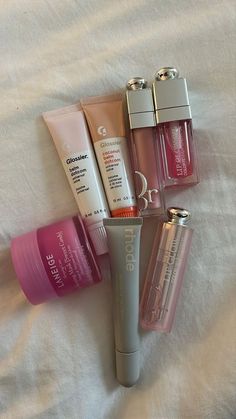 rhode, laneige lip mask, dior lip oil, glossier, dior lip gloss, pink aesthetic, smooth lips, lip inspo, It girl, it girl aesthetic, beauty inspos, self care aesthetic, clean girl, self care ideas, self love, self-care aesthetic, skincare, good skincare, clear skin, clean girl makeup, skin care solutions, skin care essentials Glow Skin, Clipuri Video, Makeup Items, Miss Dior, روتين العناية بالبشرة